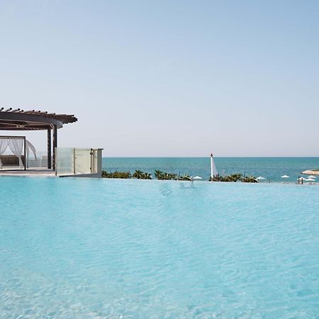 Jumeirah Gulf Of Bahrain Manamah Buitenkant foto Infinity pool at the Kempinski, Muscat