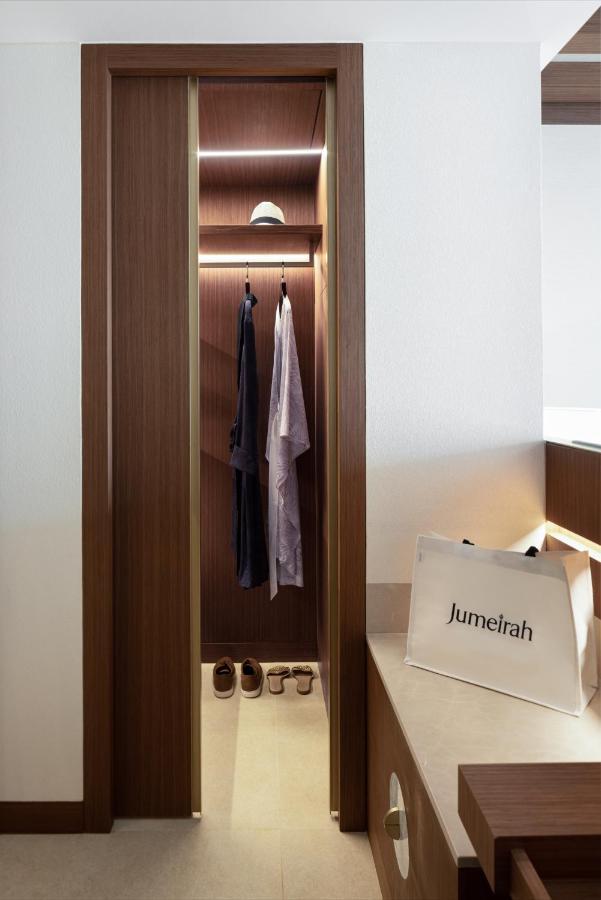 Jumeirah Gulf Of Bahrain Manamah Buitenkant foto Jumeirah shopping bag