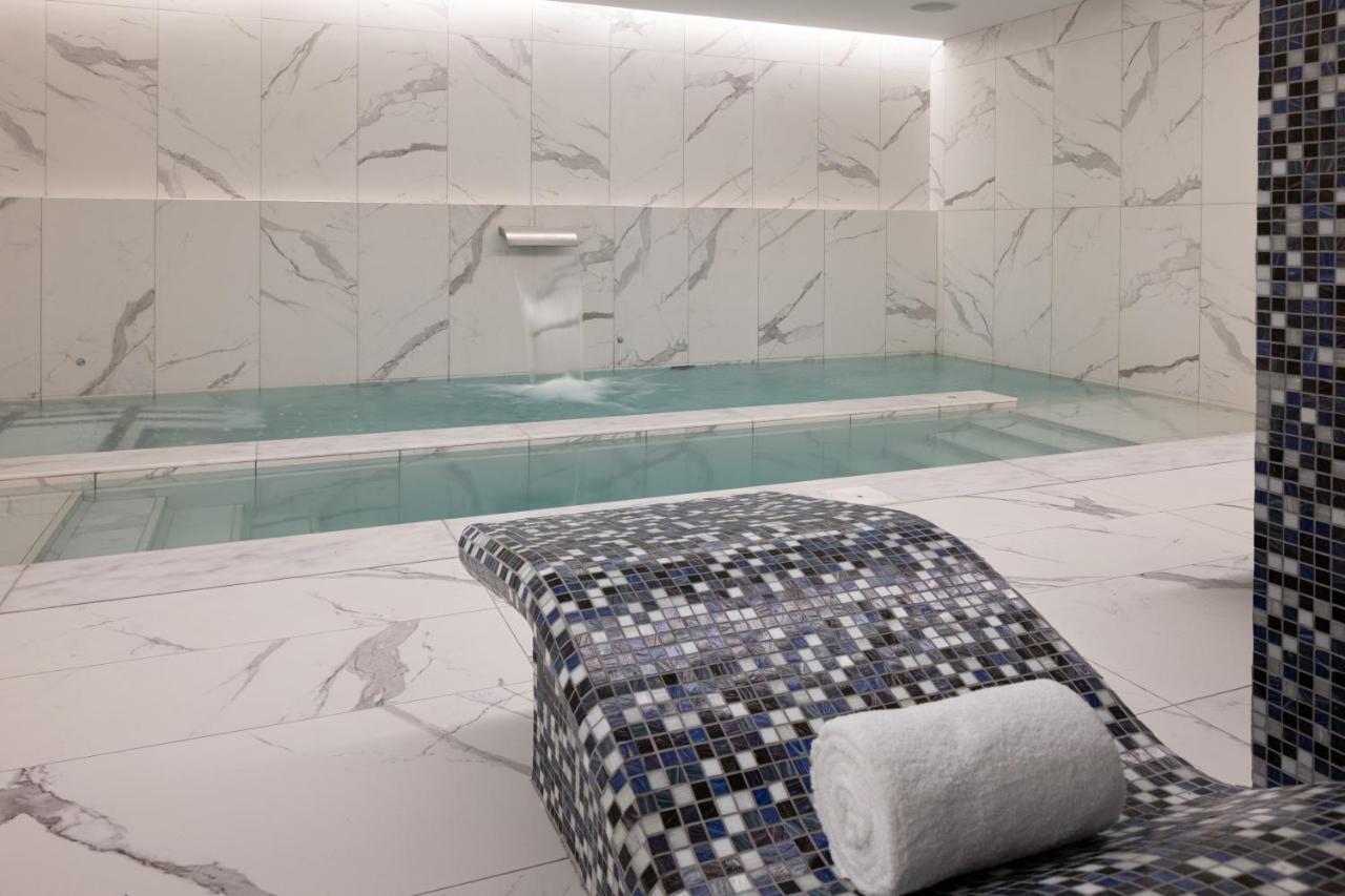 Jumeirah Gulf Of Bahrain Manamah Buitenkant foto A Turkish bath in a hotel in Istanbul