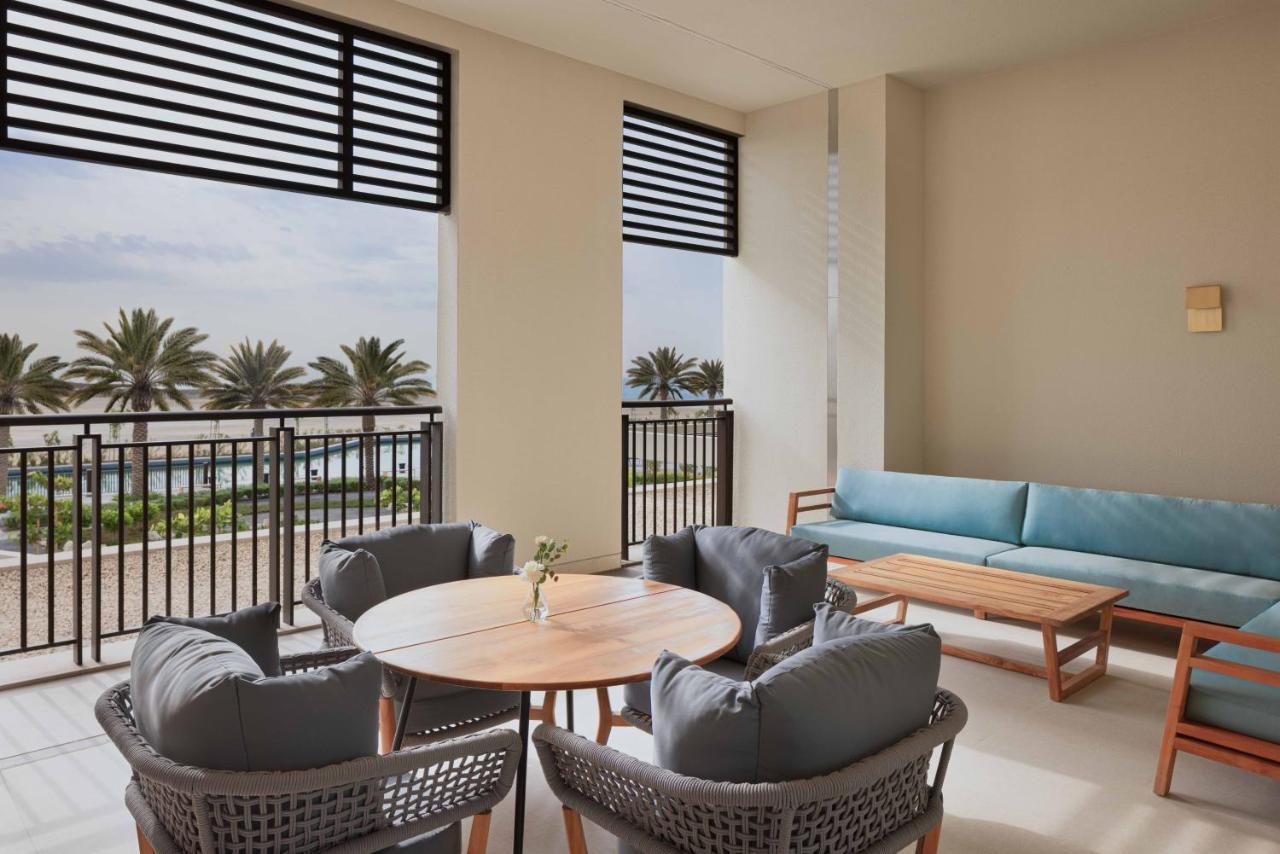 Jumeirah Gulf Of Bahrain Manamah Buitenkant foto A balcony at the hotel