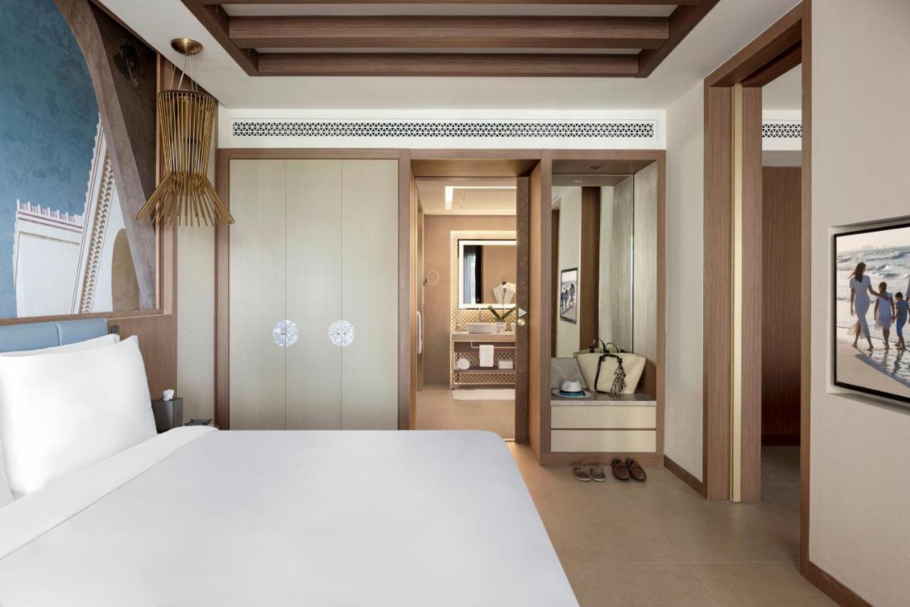 Jumeirah Gulf Of Bahrain Manamah Buitenkant foto A guest room at the hotel