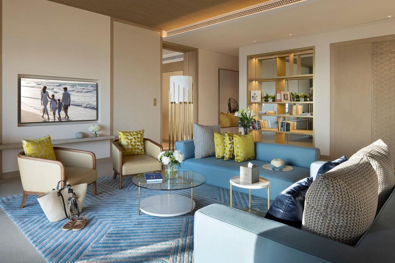 Jumeirah Gulf Of Bahrain Manamah Buitenkant foto The living room of a suite at the Ritz-Carlton, DIFC