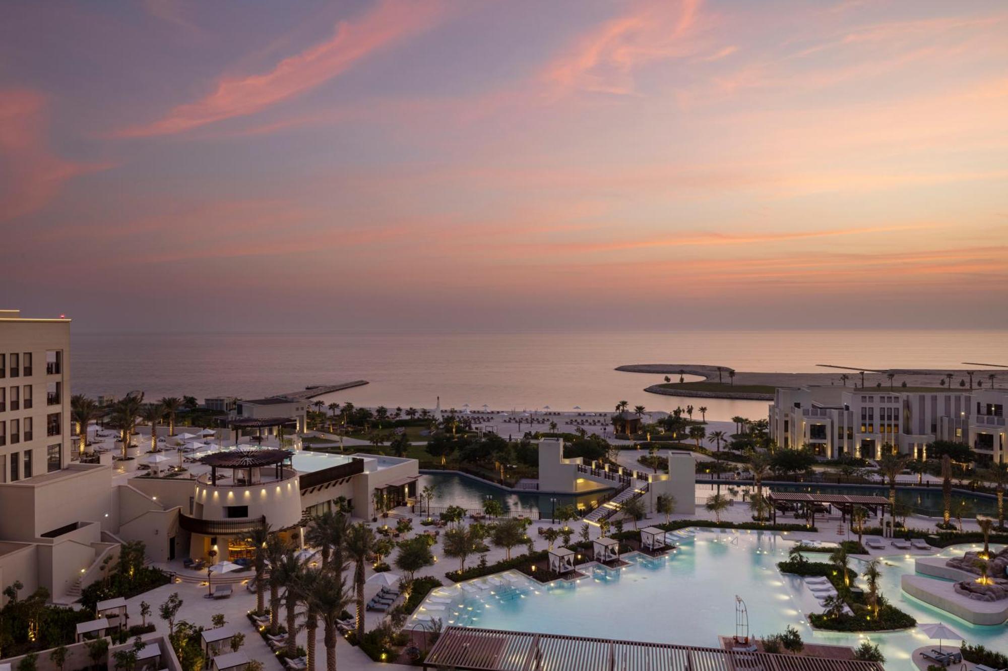 Jumeirah Gulf Of Bahrain Manamah Buitenkant foto The resort at sunset