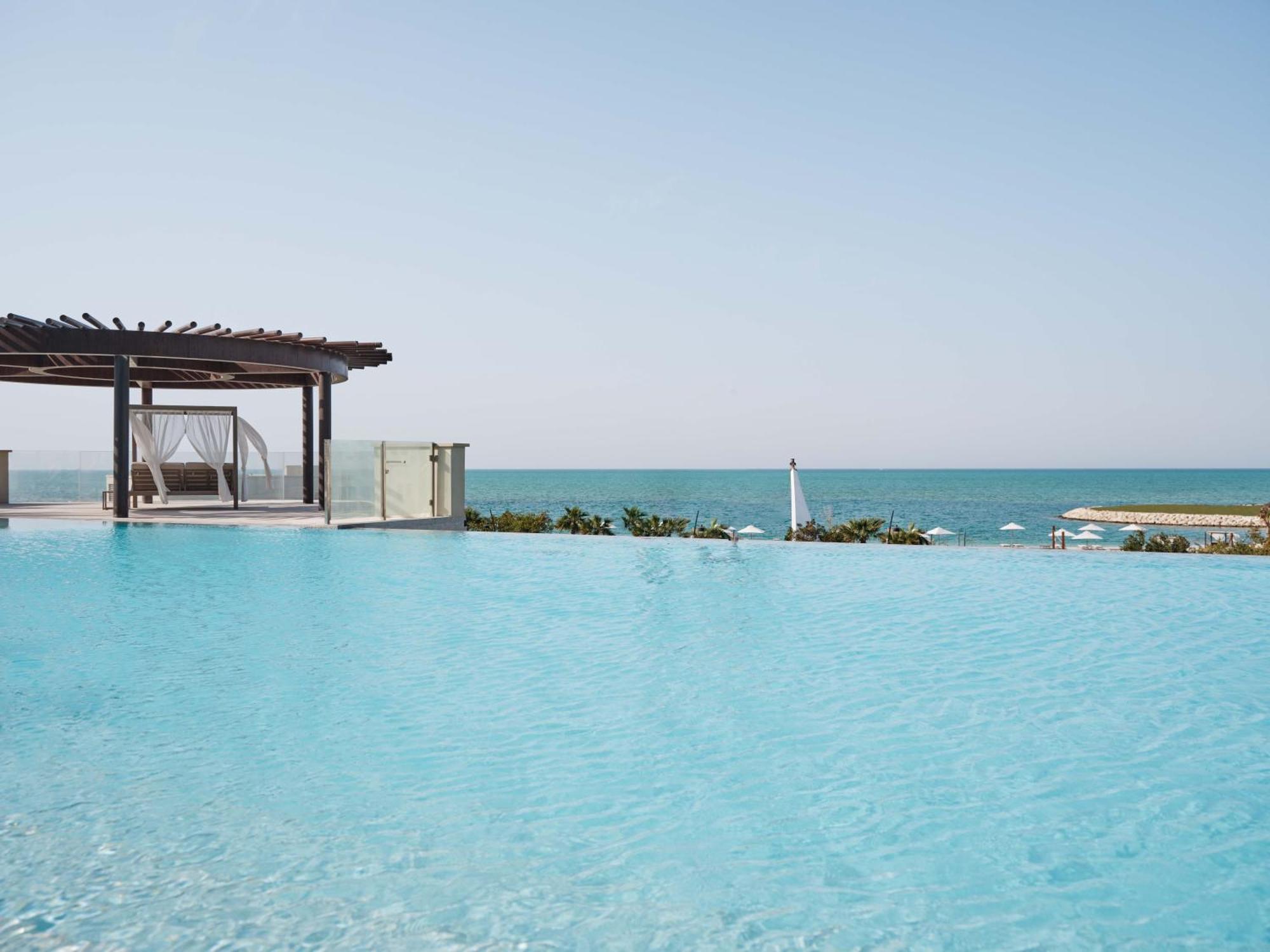 Jumeirah Gulf Of Bahrain Manamah Buitenkant foto Infinity pool at the Kempinski, Muscat