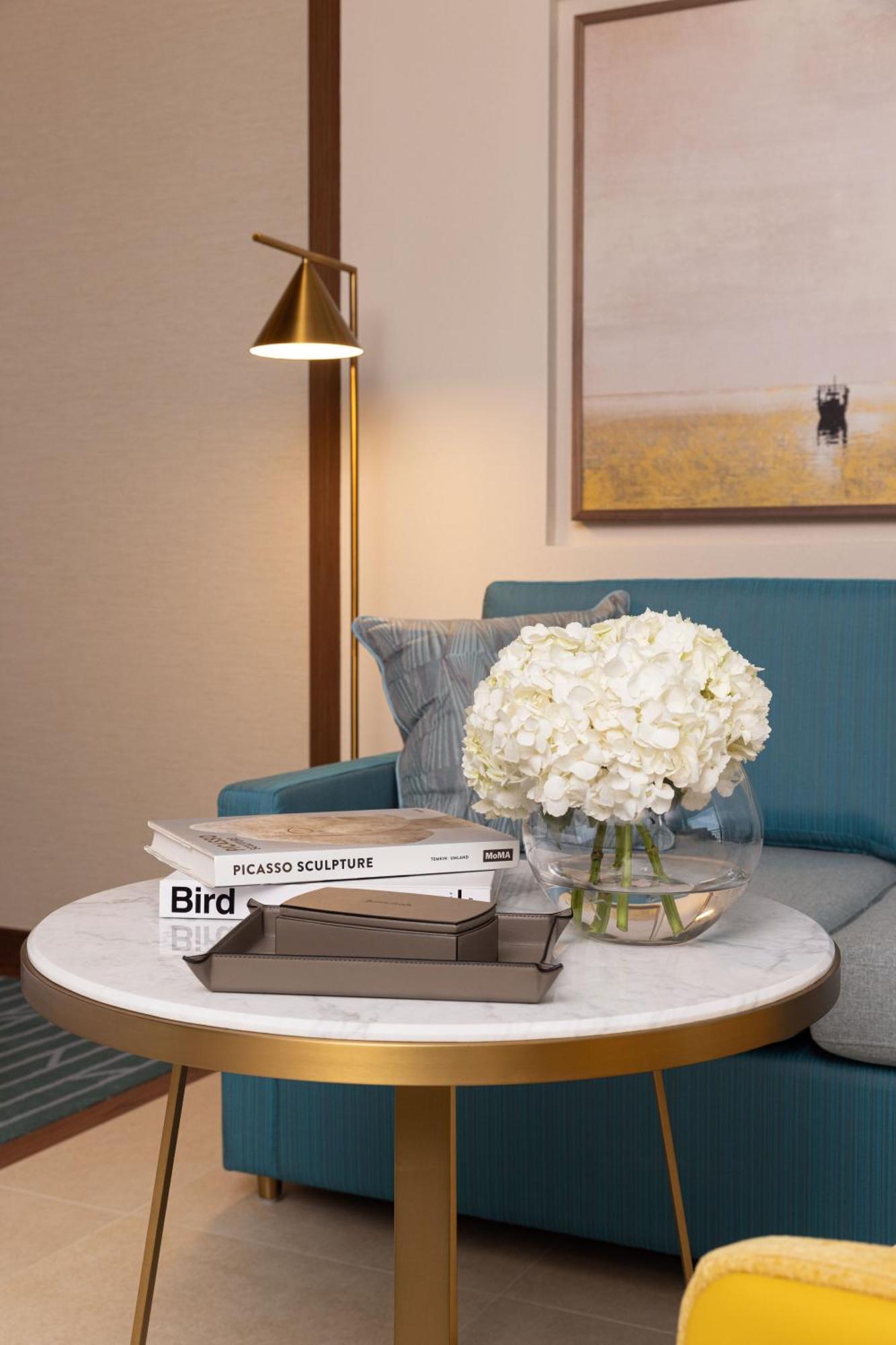 Jumeirah Gulf Of Bahrain Manamah Buitenkant foto A coffee table with a bouquet of flowers