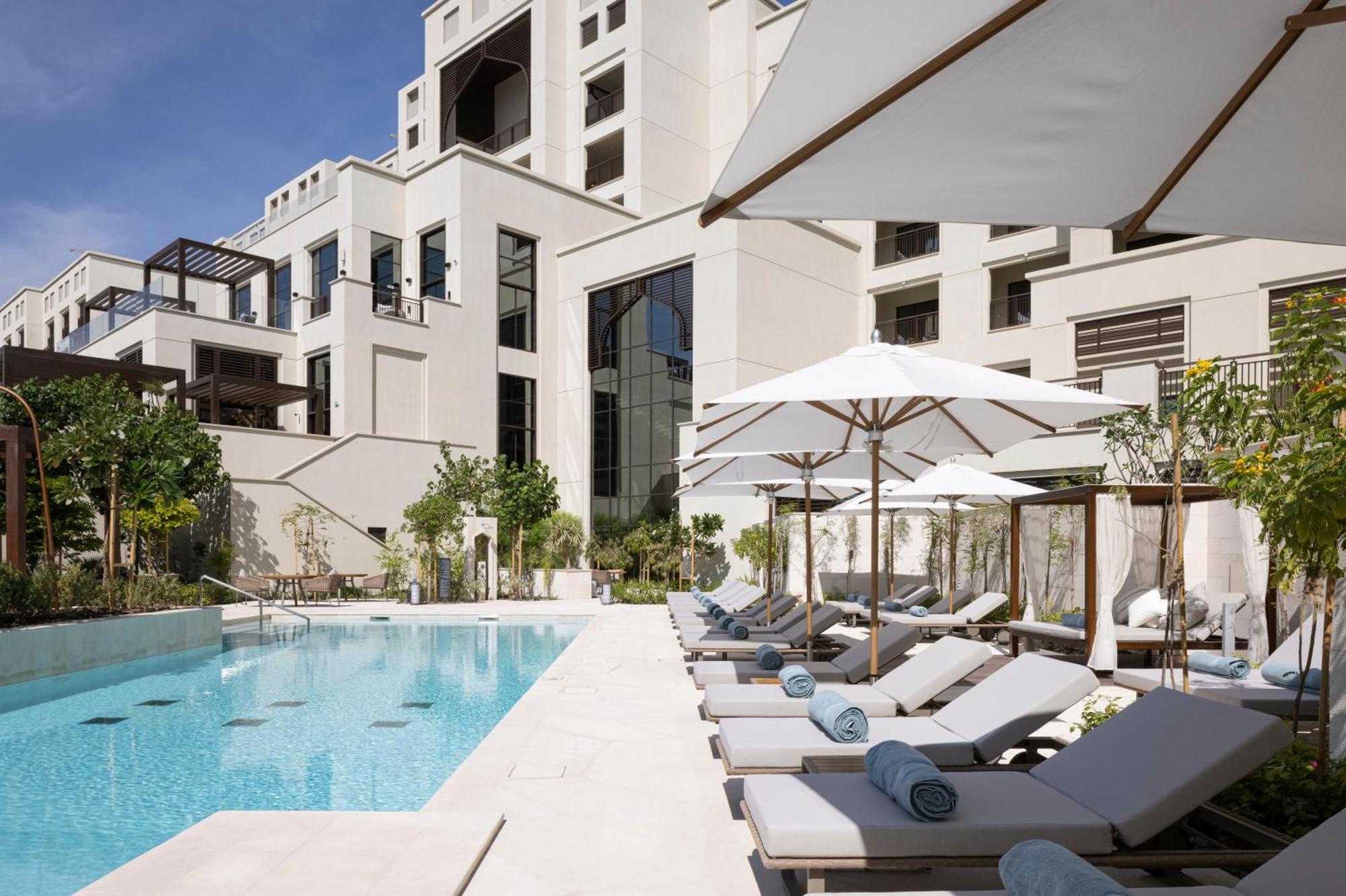 Jumeirah Gulf Of Bahrain Manamah Buitenkant foto The pool at the Four Seasons Hotel